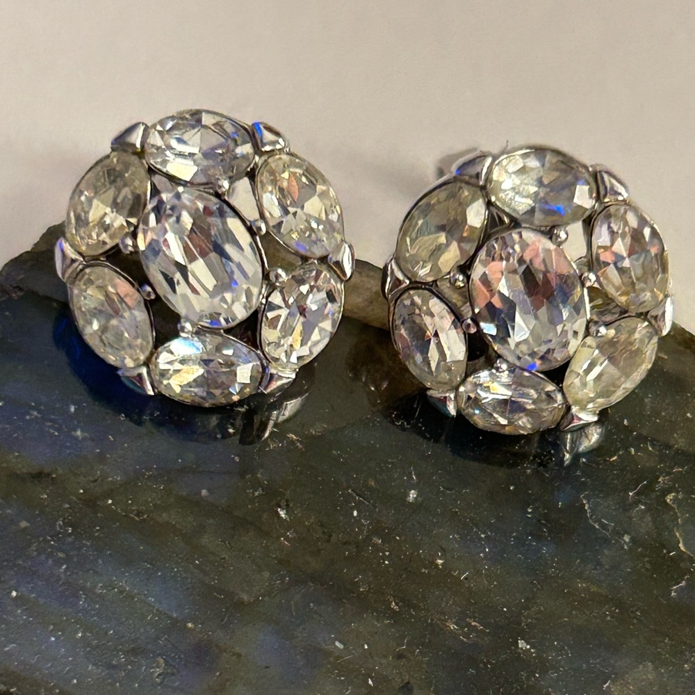 Trifari Earrings Vintage NWOT, clear oval faceted crystals round silver clip ons - Picture 6 of 7